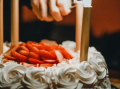 送女朋友生日蛋糕上写什么好一点（简短不土的女友生日祝福语）