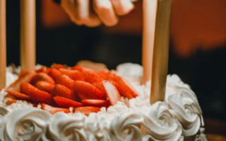 送女朋友生日蛋糕上写什么好一点（简短不土的女友生日祝福语）